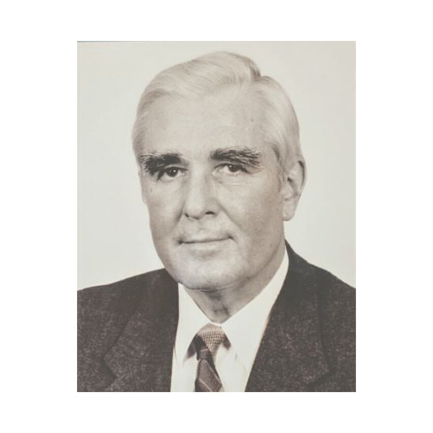 Čiernobiely portrét Herberta Darbovena v obleku a s kravatou.