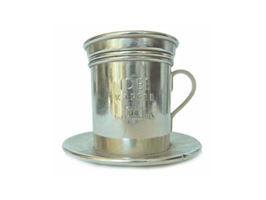 Vintage kovová šálka a podšálka na kávu s klasickým dizajnom a vygravírovaným nápisom "Kaffee", ideálne pre milovníkov kávy.