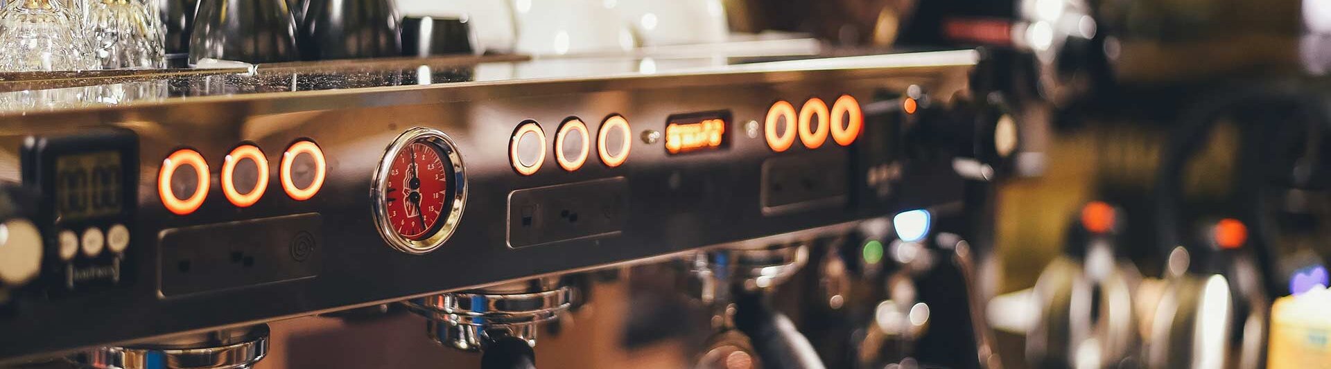 Gewerbliche Kaffeemaschinensteuerung mit Anzeigen und Tasten, perfekt für die Gastronomie.