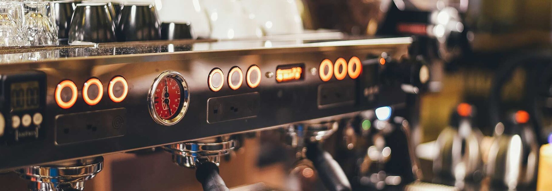 Bedieningselementen voor commerciële koffiemachines met meters en knoppen, perfect voor gastronomische instellingen.