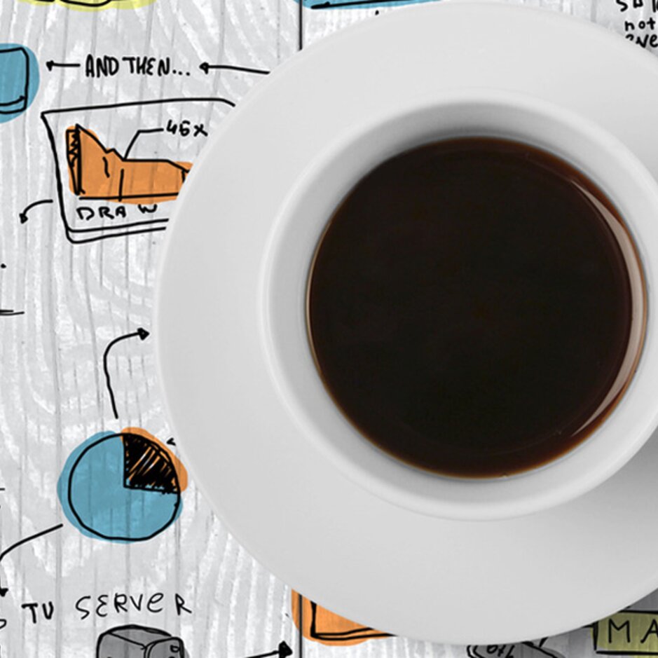 Eine Kaffeetasse ruht auf einer kreativen Skizze zur Geschäftsstrategie, die Grafiken und Ideen für Erfolg und Marketing enthält.