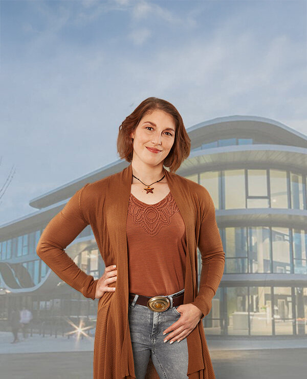 A young woman poses confidently in front of a modern building, showcasing stylish attire for system gastronomy promotion.