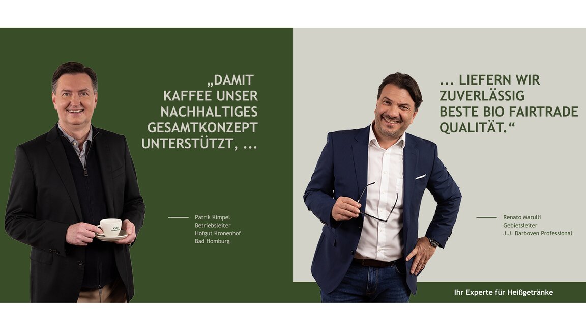 Zwei Café-Führer diskutieren über nachhaltigen Kaffee und Bio-Fairtrade-Qualität in einem modernen Restaurant.