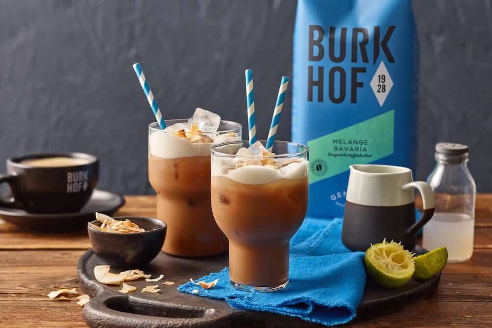 J.J. Darboven Marken – Burkhof Rezeptidee: Eiskaffee Cafe Melange auf Tablett angerichtet