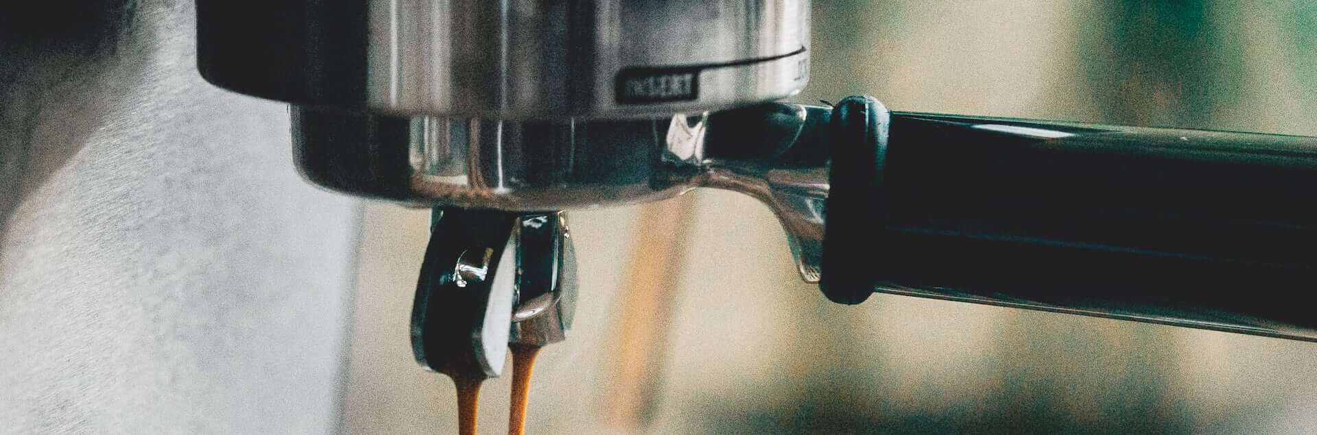 J.J. Darboven Mood Bild – Nahaufnahme eines Siebträgers bei Espressozubereitung