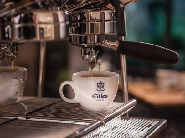 J.J. Darboven Marken – EILLES Kaffee Siebträger Crema Kaffee bei der Zubereitung