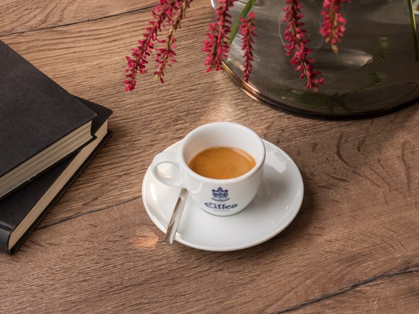 J.J. Darboven Marken – EILLES Kaffee Caffè Crema und Bücher auf dem Café Tisch