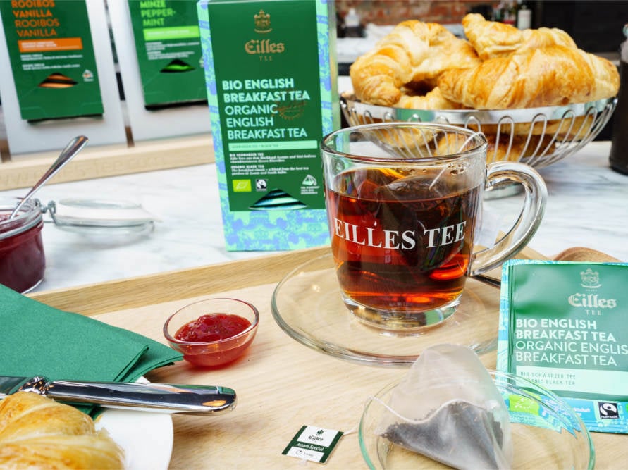 J.J. Darboven Marken – EILLES Tee mit Beutel am Frühstückstisch 