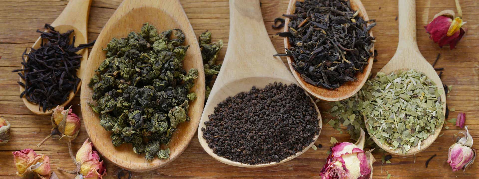 J.J. Darboven – EILLES TEE Teesorten lose auf Holzlöffeln angerichtet