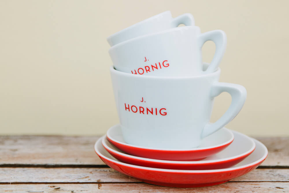 J. Hornig Kaffee - gestapelte weiße Tassen