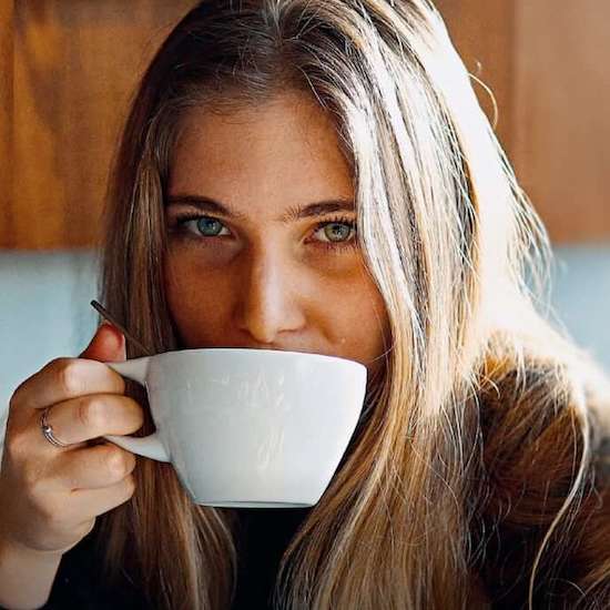 J J Darboven Mood Bild Portrait einer Frau beim Kaffeetrinken