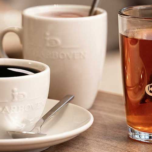 J J Darboven Sortiment Kaffee in der Tasse Tee im Glas und Kakao im Becher genie en