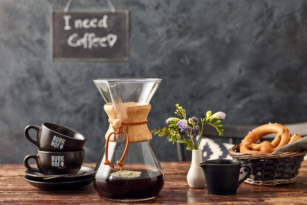 J.J. Darboven brands – Burkhof Mood image: filter coffee in Chemex with pretzels