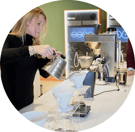 J.J. Darboven Akademie Kaffeeschulung –  Frau gießt Wasser ein