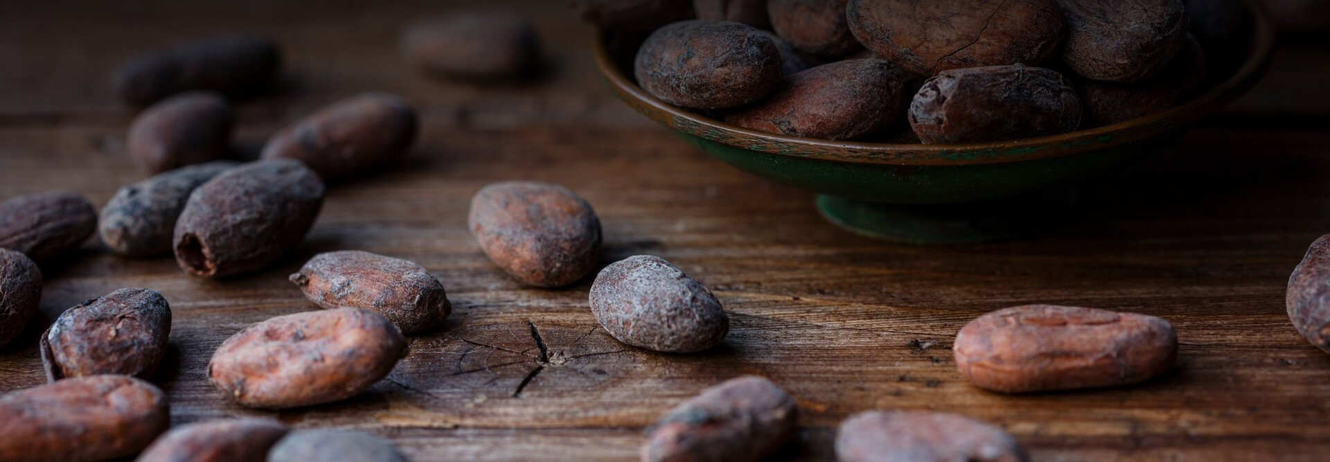 Close-up van cacaobonen op een houten tafel.