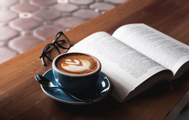 J.J. Darboven Moodpicture - Kaffee mit Buch und Brille 