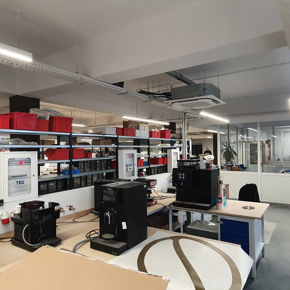 Nowoczesne laboratorium z wyposażeniem, regałami i komputerami, przeznaczone do prowadzenia prac badawczo-rozwojowych.