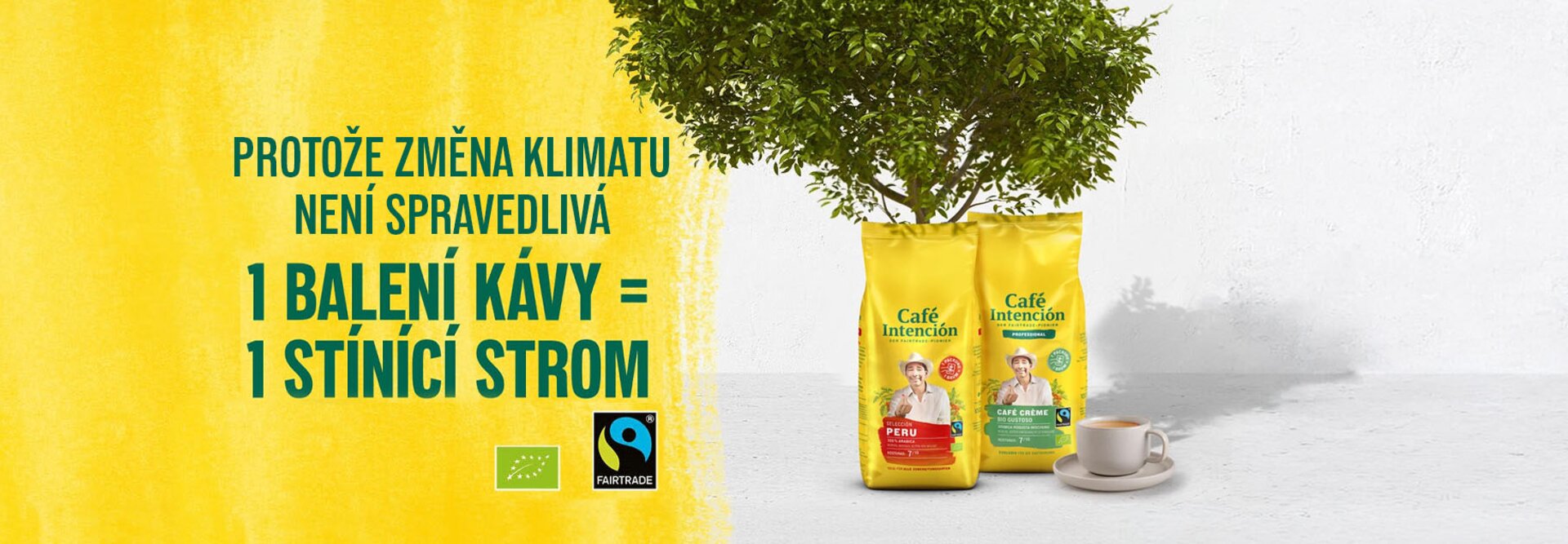 Balení fairtradové kávy vedle stromu na podporu udržitelnosti: Koupit jedno balení, zasadit jeden strom.