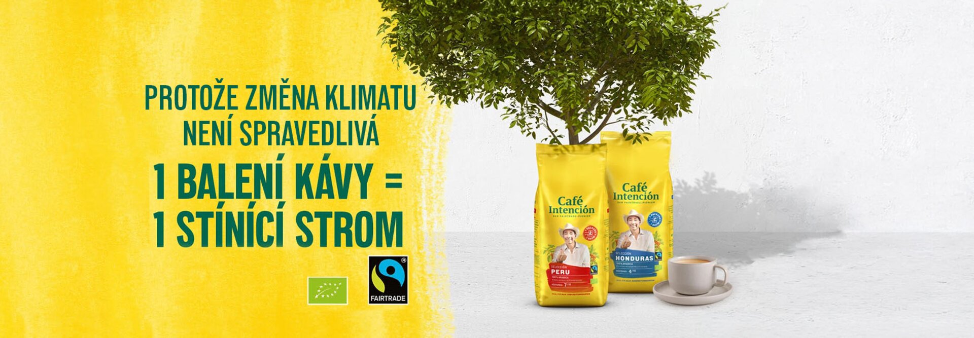 Sáčky na kávu Café Intención propagující udržitelnost s rostoucím stromem nad nimi, který upozorňuje na postupy Fairtrade.