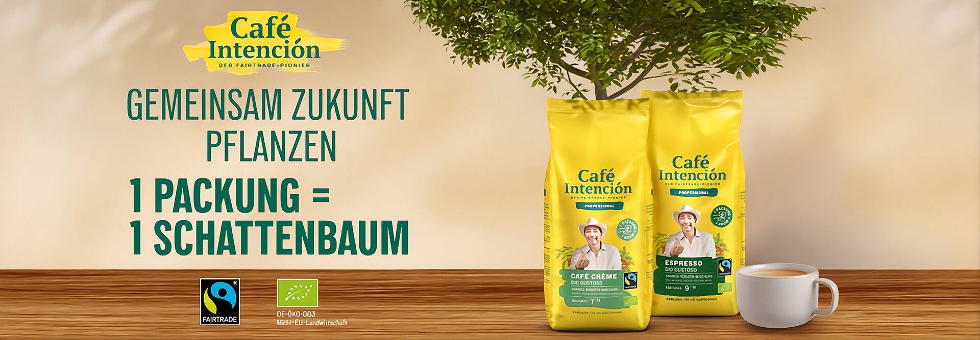 Die Verpackung von Café Intención wirbt mit einem Fairtrade-Versprechen für nachhaltigen Kaffee und zeigt Kaffeesäcke und eine Tasse auf einem Holztisch.