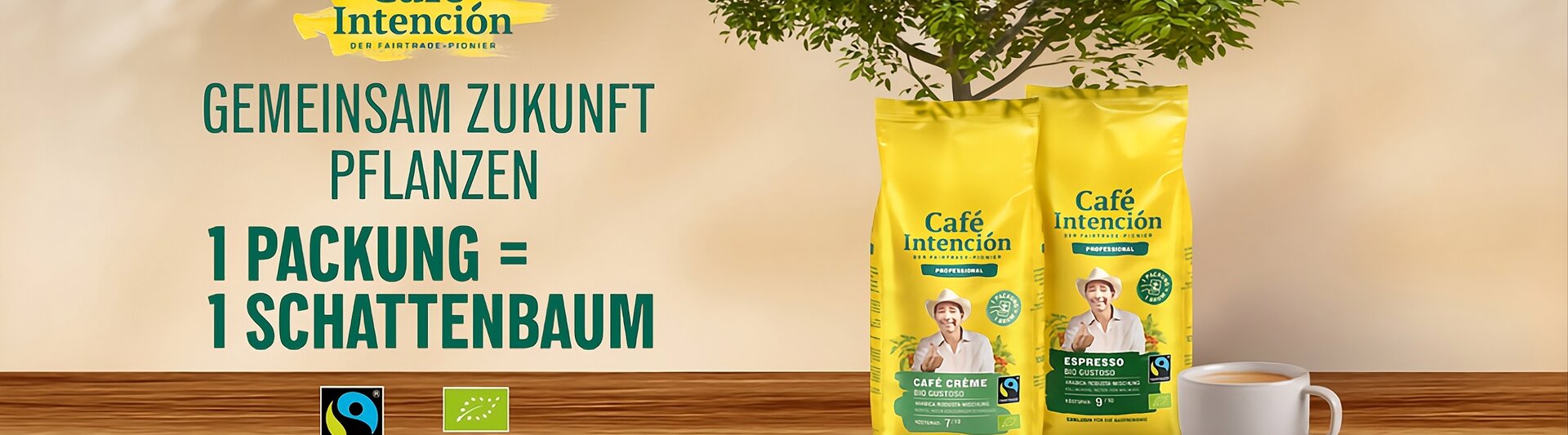 Die Verpackung von Café Intención wirbt mit einem Fairtrade-Versprechen für nachhaltigen Kaffee und zeigt Kaffeesäcke und eine Tasse auf einem Holztisch.