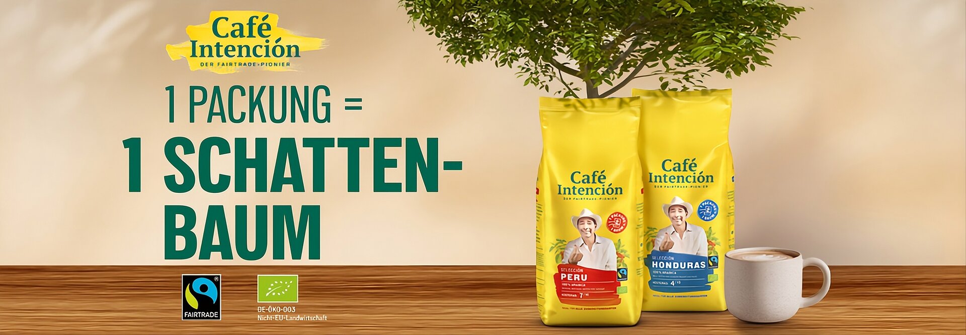 Die Verpackung von Café Intención mit Fairtrade-Kaffee aus Peru und Honduras, begleitet von einer Tasse Kaffee.