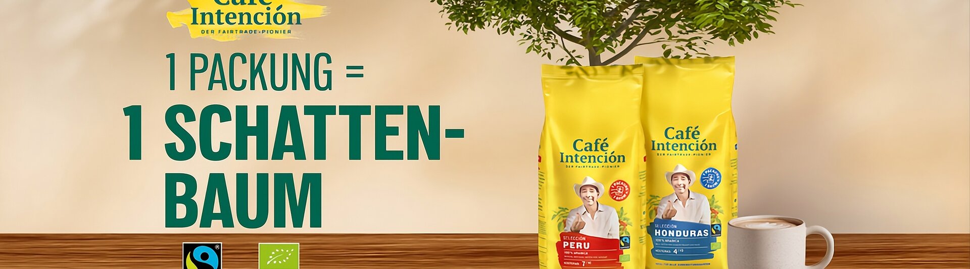 Die Verpackung von Café Intención mit Fairtrade-Kaffee aus Peru und Honduras, begleitet von einer Tasse Kaffee.